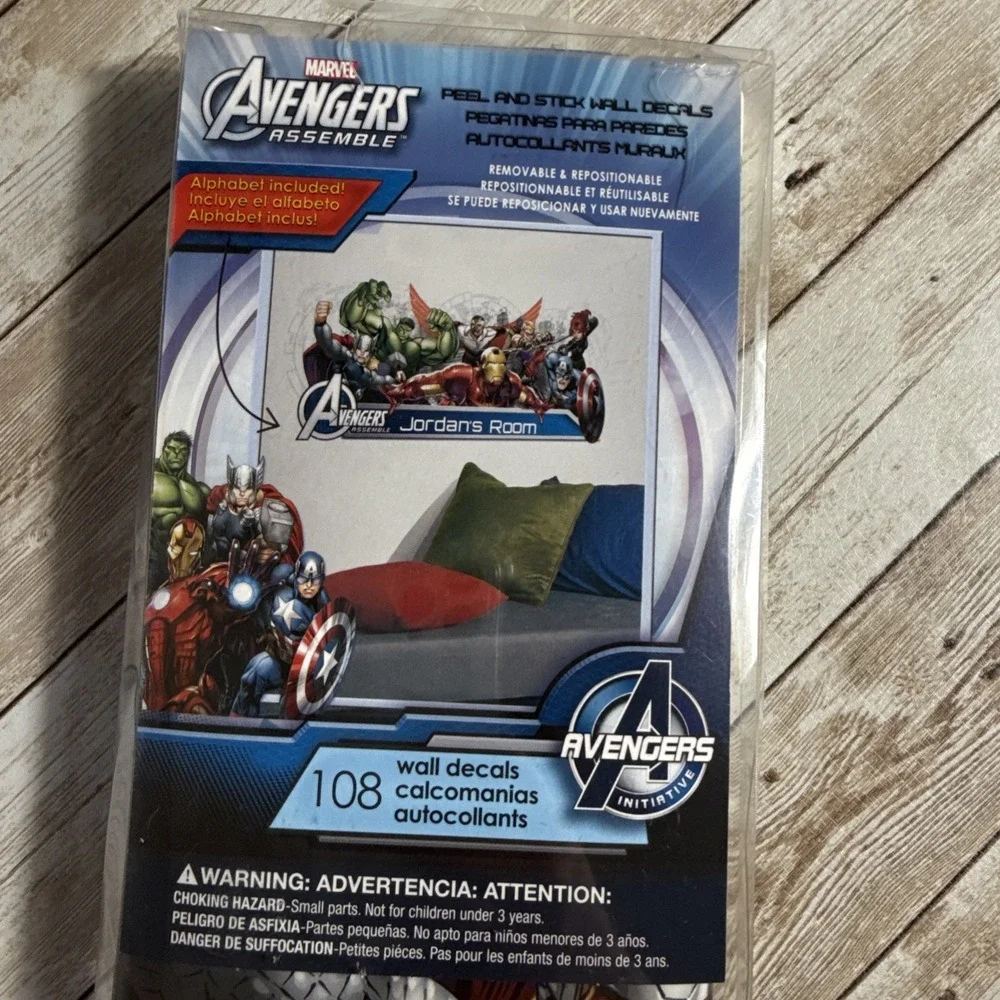 RoomMates Avengers Gallery Art Peel‎ and Stick Wall Mural RMK2240GM 108 Pieces